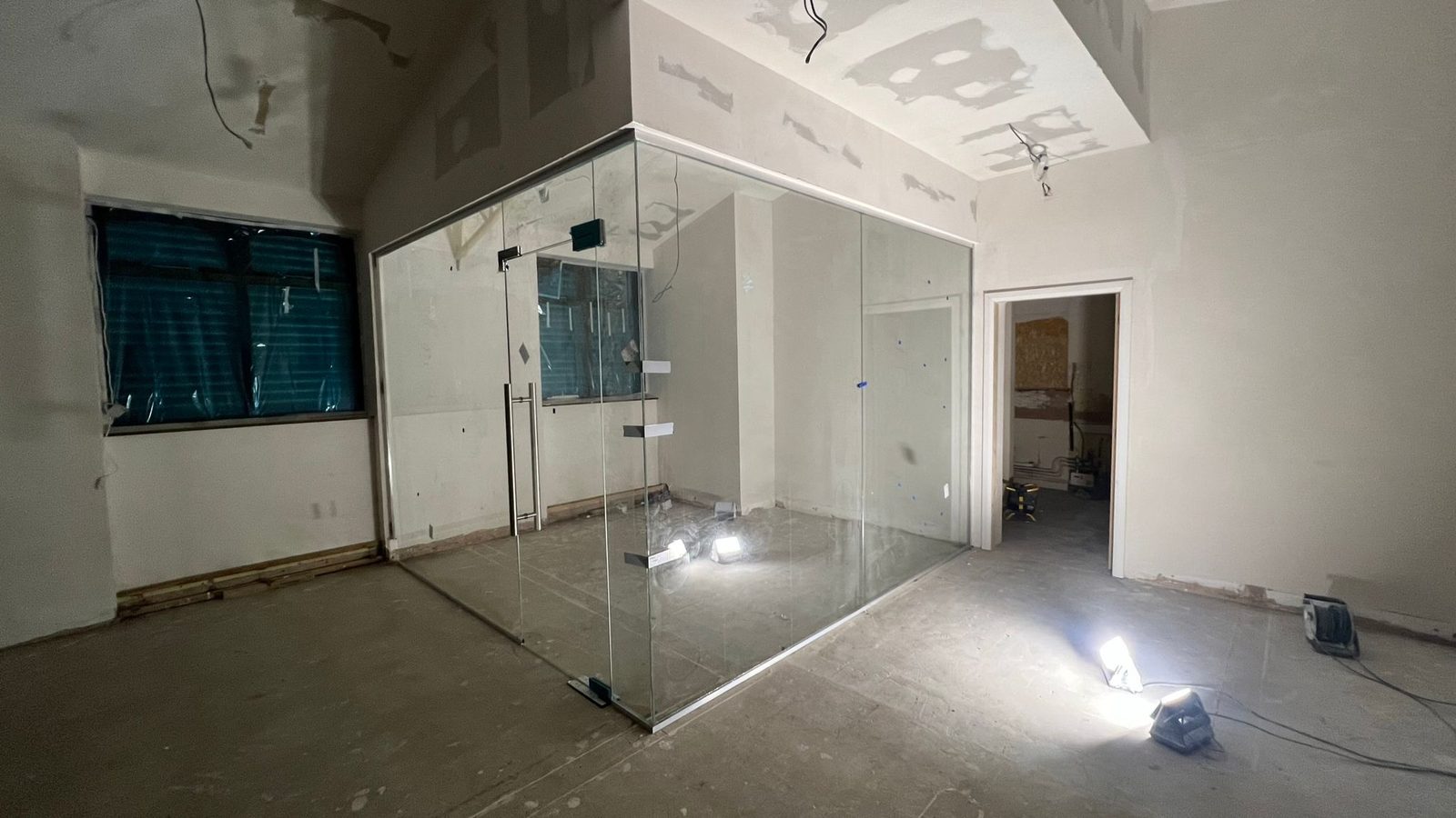 Frameless glass office partition